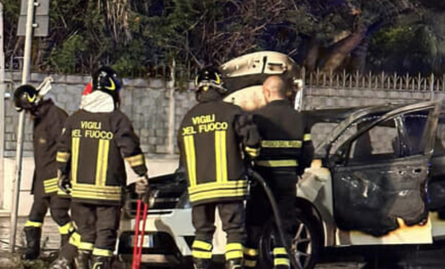 Palermo, incendiato un taxi in via Imperatore Federico