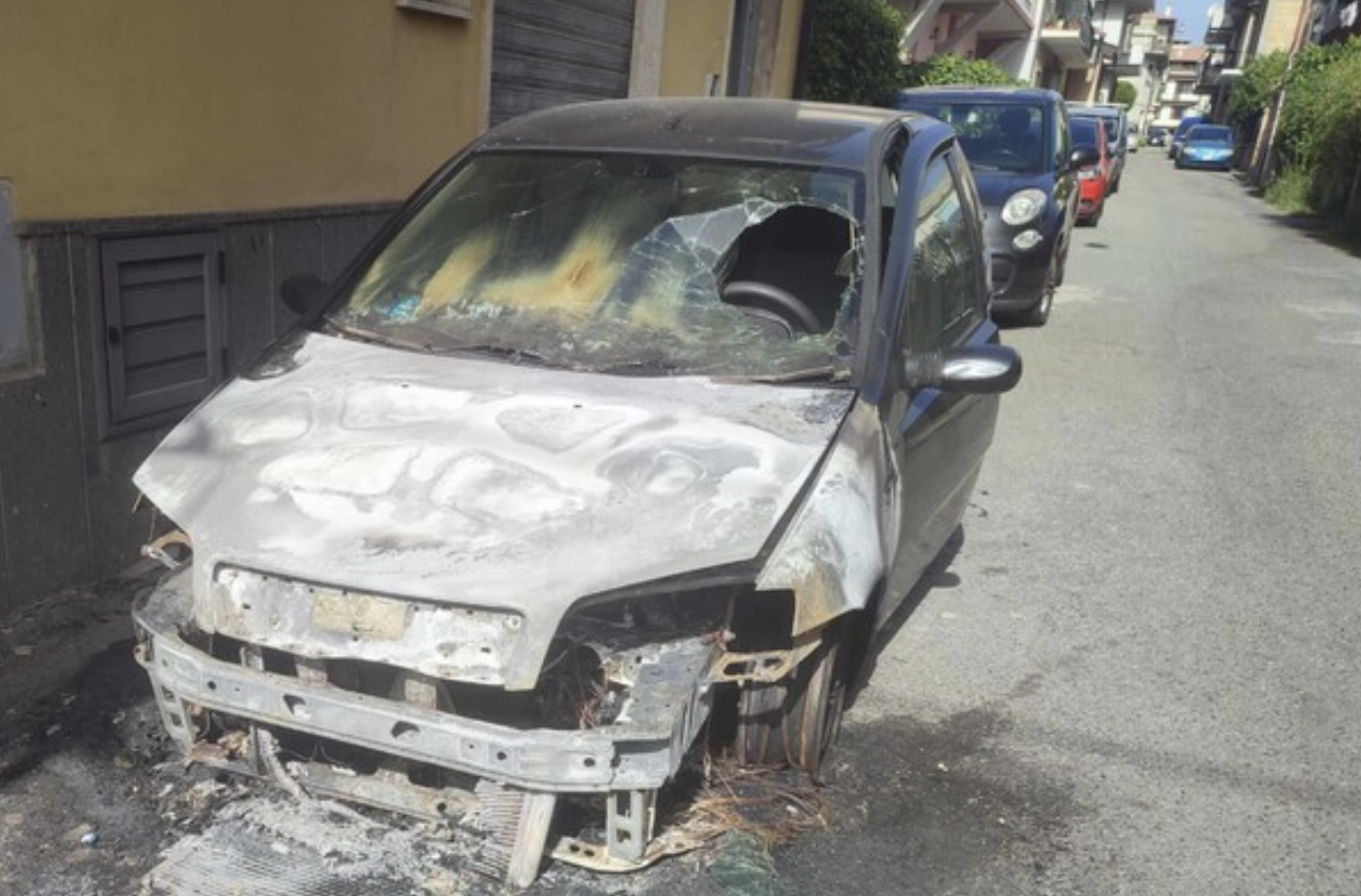 Siderno, in fiamme l'auto di un agente della polizia comunale di Marina di Gioiosa