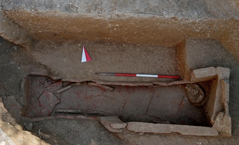 Scavi rete fognaria ad Agrigento, trovato un sarcofago