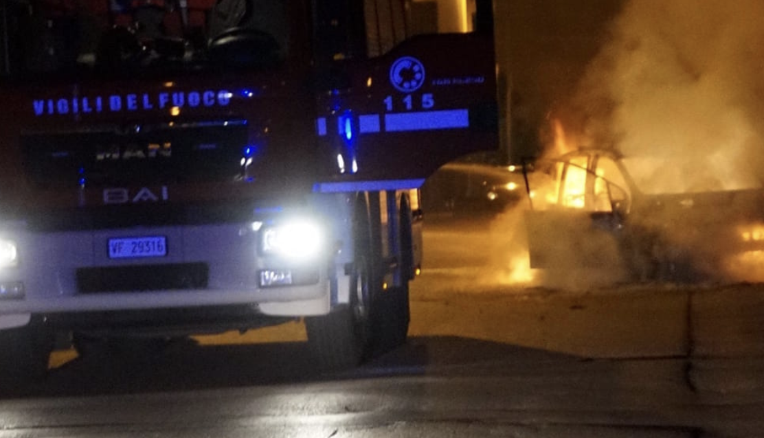 Roghi di auto a Palermo, 7 auto in fiamme in via Conte Federico
