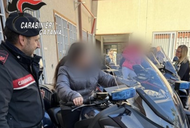 Carabinieri in una scuola di Misterbianco per il progetto 'Divisa amica'