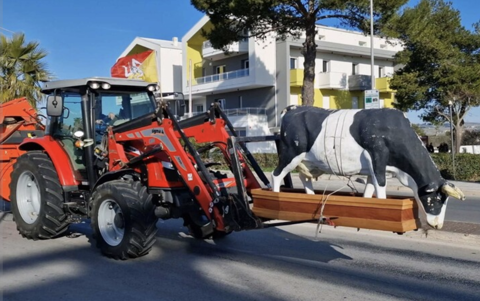 Protesta dei trattori, corteo a Ragusa con una mucca di plastica