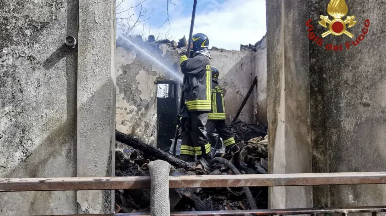 Scoppia un incendio in una casa rurale ad Aci Catena