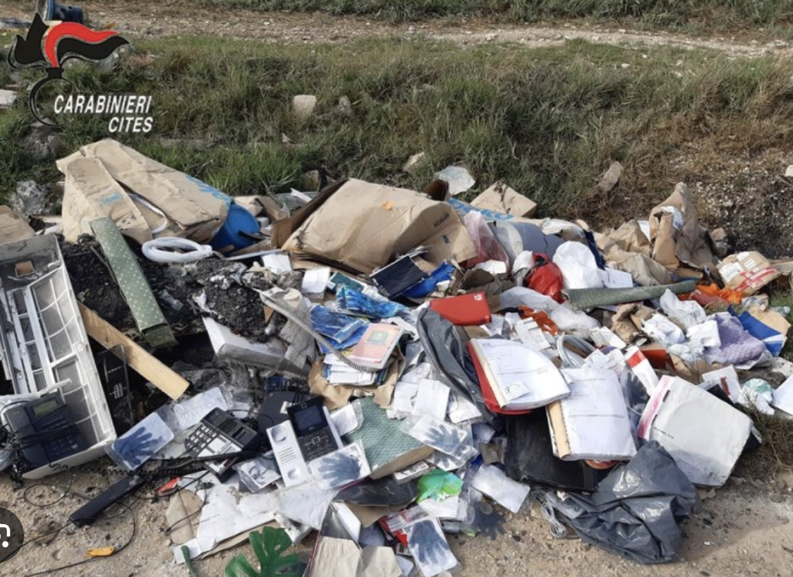 Abbandonano rifiuti speciali: due denunce a Trapani