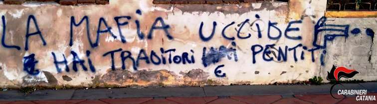 San Pietro Clarenza, scritte sui muri inneggiano mafia: 3 baby denunciati