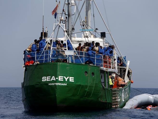 Migranti, minacce contro la Ong tedesca Sea-Eye