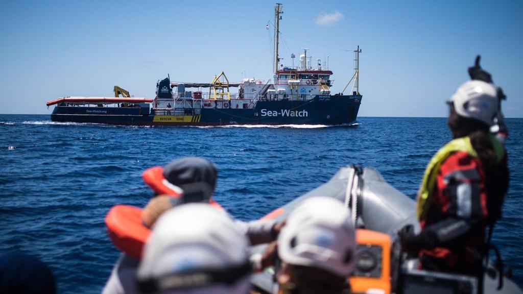 Sea Watch con 40 migranti ancora fuori dal porto di Lampedusa
