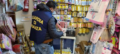 La Finanza sequestra a Palermo 23 mila articoli senza il marchio Ce