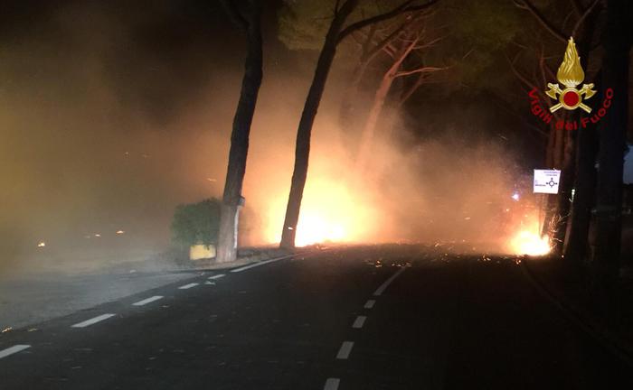 Pisa, vasto incendio sul Monte Serra: 700  sfollati