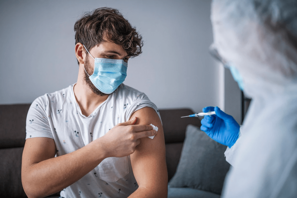 Covid, vaccini per gli studenti negli hub del Catanese