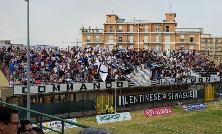 A Lentini arriva il Bari, nobile decaduta: i bianconeri chiedono il sostegno dei tifosi