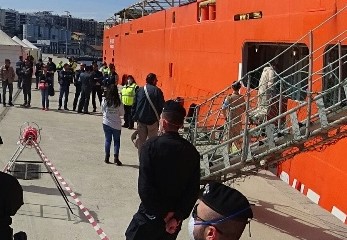 Migranti arrivati ad Augusta raccontano di 20 morti nel Canale di Sicilia