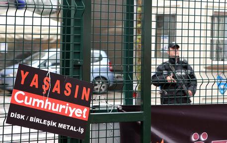 In Turchia ancora arresti di giornalisti, in manette il direttore di Cumhuriyet