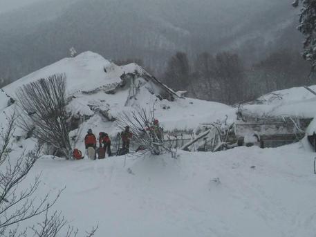 Rigopiano, soccorritori a lavoro nel gelo: finora 2 morti 