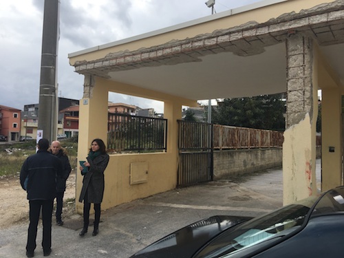 Blitz della parlamentare 5 Stelle  Marzana nelle scuole di Solarino: "Uno scempio"