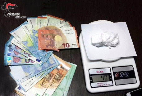 Cocaina e banconote di vario taglio, un arresto a Reggio Calabria