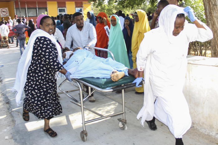 Autobomba fa strage a Mogadiscio, almeno 76 morti e 70 feriti