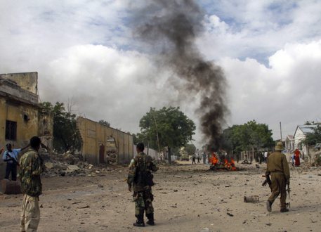 Somalia: autobomba vicino a un hotel di Mogadiscio, sei morti