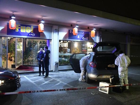 Milano, sparatoria dopo una rapina: un ferito grave