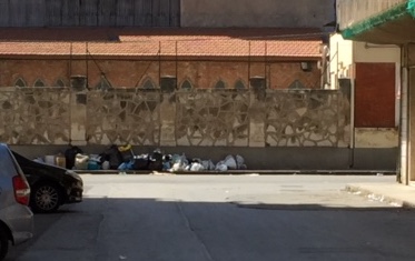 Floridia, sacchetti di rifiuti in strada in via Fratelli Amato