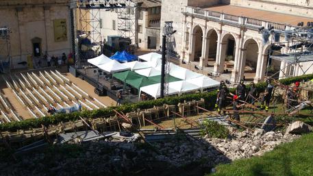 Crolla muro del Duomo di Spoleto: non ci sono feriti