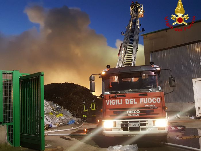 Inferno di fuoco nella notte alla Sicula Trasporti di Catania