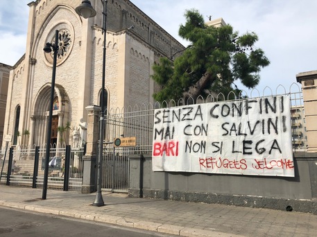 A Bari spunta uno striscione contro Salvini, sequestrato dalla Digos