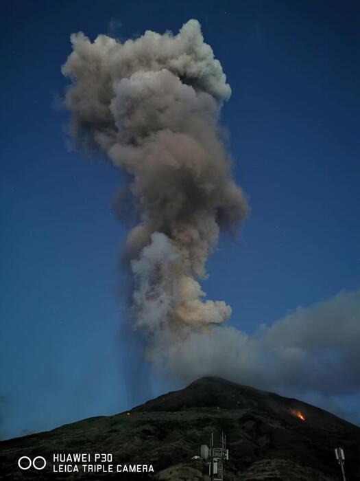 Stromboli: forte esplosione, Ingv registra l'emissione di materiale e nube di cenere