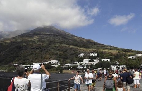 Lo Stromboli dà spettacolo ma fa anche paura: l'eruzione non si ferma