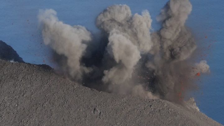 Nuova forte esplosione a Stromboli: getto continuo di lava