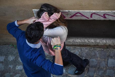 Finge incidenti per violentare le donne, arrestato nel Napoletano