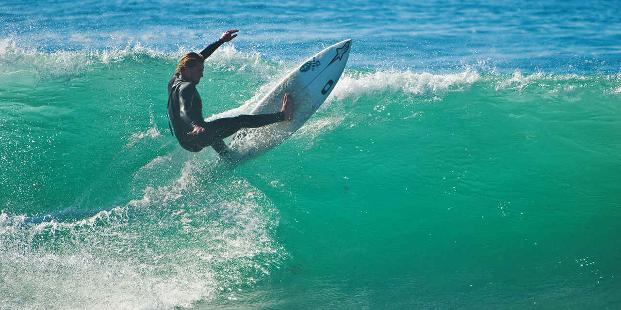 Vittoria, denunciate 4 persone: praticavano surf nel mare di Scoglitti