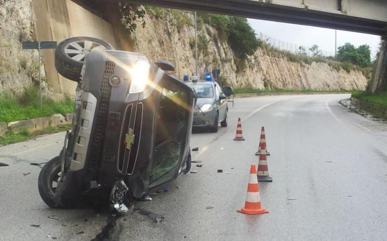 Catania, scontro tra un suv e un'autobus: morta bimba di 4 anni e quattro feriti