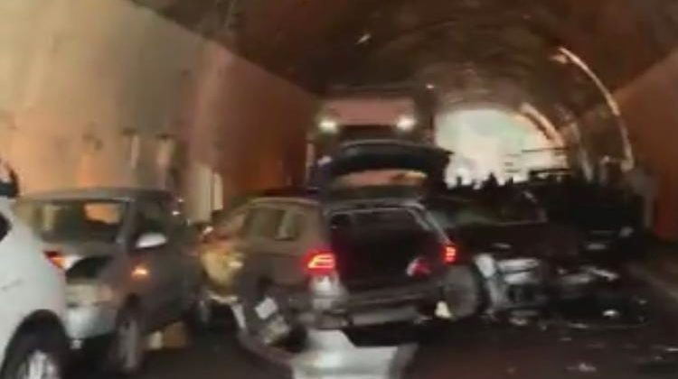 Dieci auto coinvolte in un maxi tamponamento sulla Messina - Catania