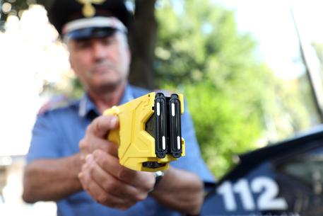 Taser in 12 città italiane: arriverà pure alla polizia municipale