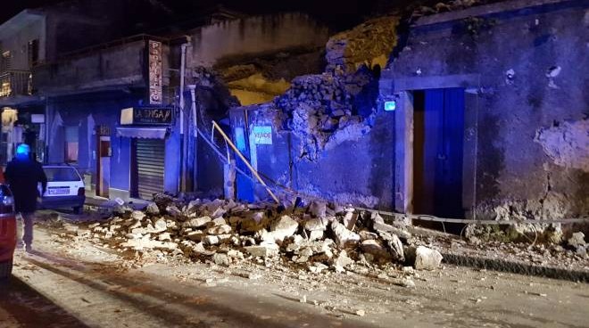 Etna, sisma di magnitudo 4.8 nella notte nel Catanese: crollano case e ci sono feriti