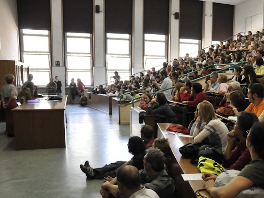 Palermo, lezioni sospese a giurisprudenza: piove in aula