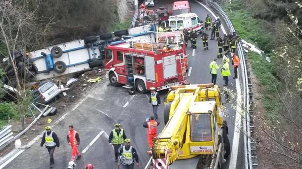 Tir impazzito contro un cantiere sulla A10, 2 operai morti e 5 feriti ad Albisola