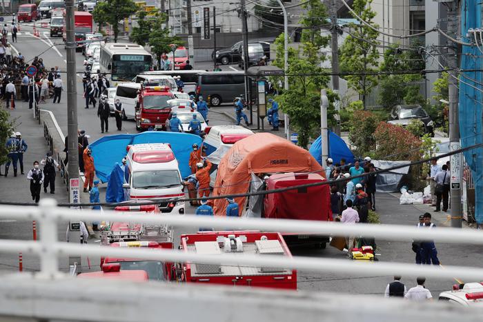 Tokyo, attacca con un coltello studentesse alla fermata del bus: 2 morti e 15 feriti
