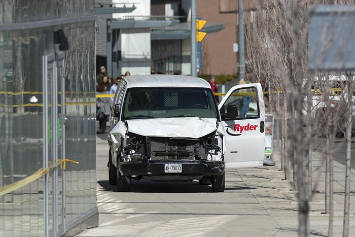 Toronto, furgone piomba sui passanti: 9 morti e 16 feriti