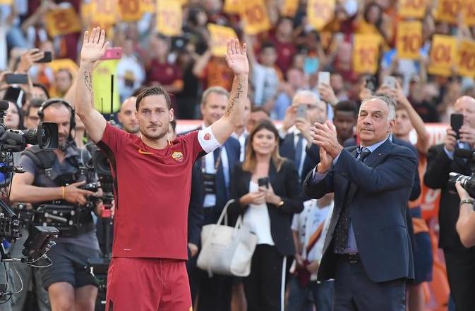 L'addio di Totti al calcio in lacrime, ma anche l'Olimpico piange l'eroe della Roma