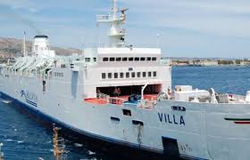 Straniero minaccia di lanciarsi dal traghetto a Messina: la polizia lo salva