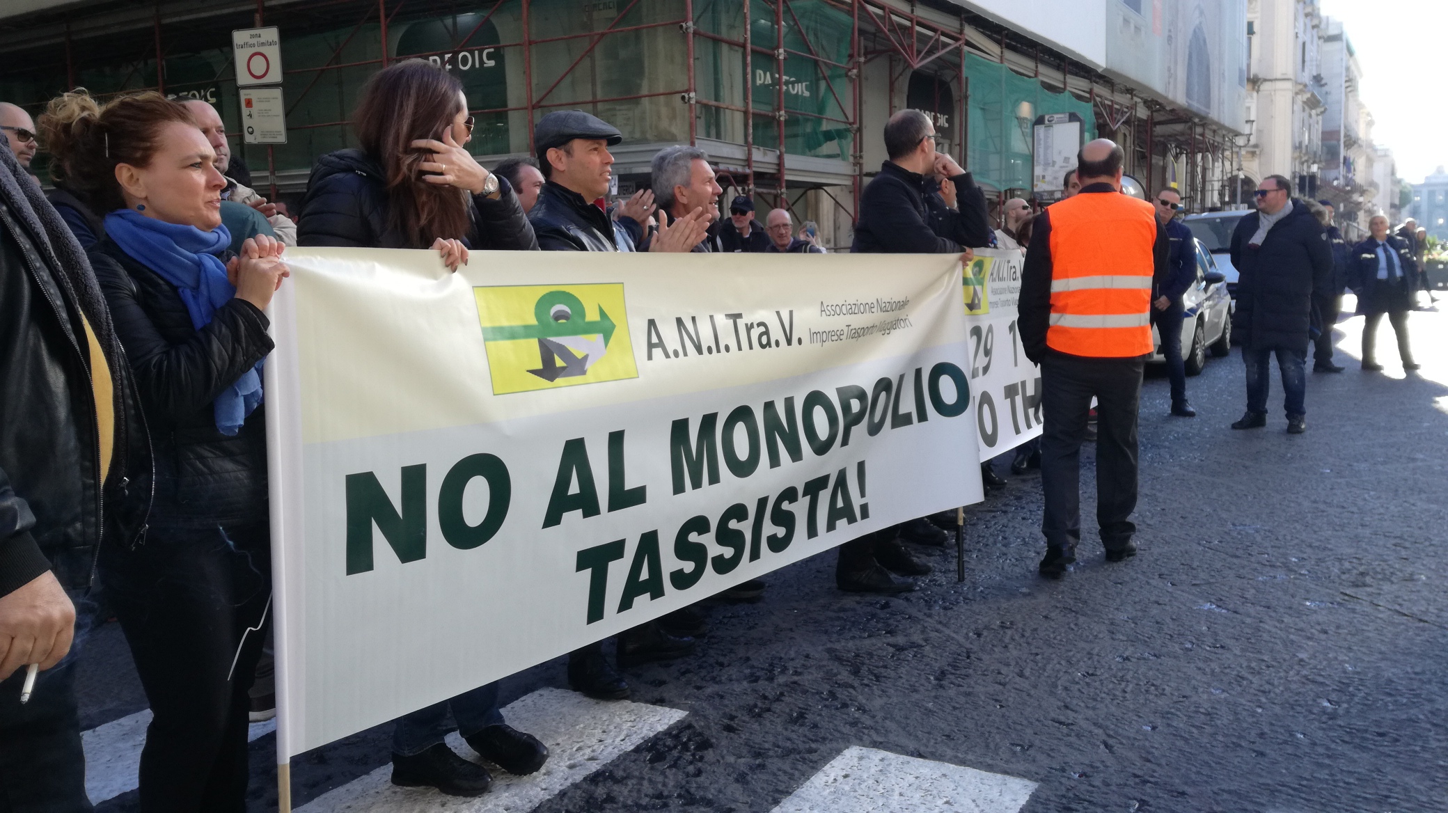 Trasporti: protesta Ncc, domani a Roma gli autisti del Sud 