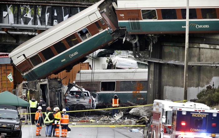 Deraglia treno negli Usa, almeno 6 morti e decine di feriti