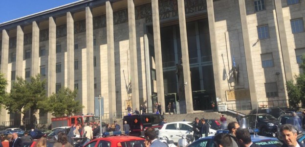Catania, gli rubano l'auto e gli chiedono il "pizzo": due arresti