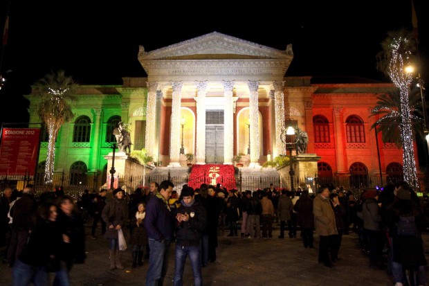 Palermo proclamata capitale della cultura per il 2018: il "Massimo" illuminato col tricolore