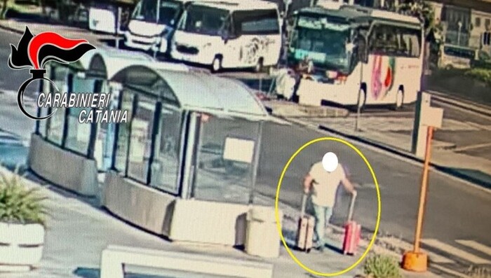Ruba 2 trolley all'aeroporto di Catania, incastrato da video e denunciato