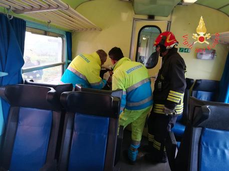 Tromba d'aria investe un treno sulla Catanzaro-Crotone: feriti