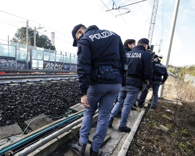 Trovato un cadavere sulla linea ferroviaria a Bari: indagini in corso