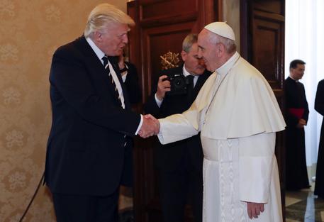 Trump a Roma, stretta di mano con il Papa in Vaticano